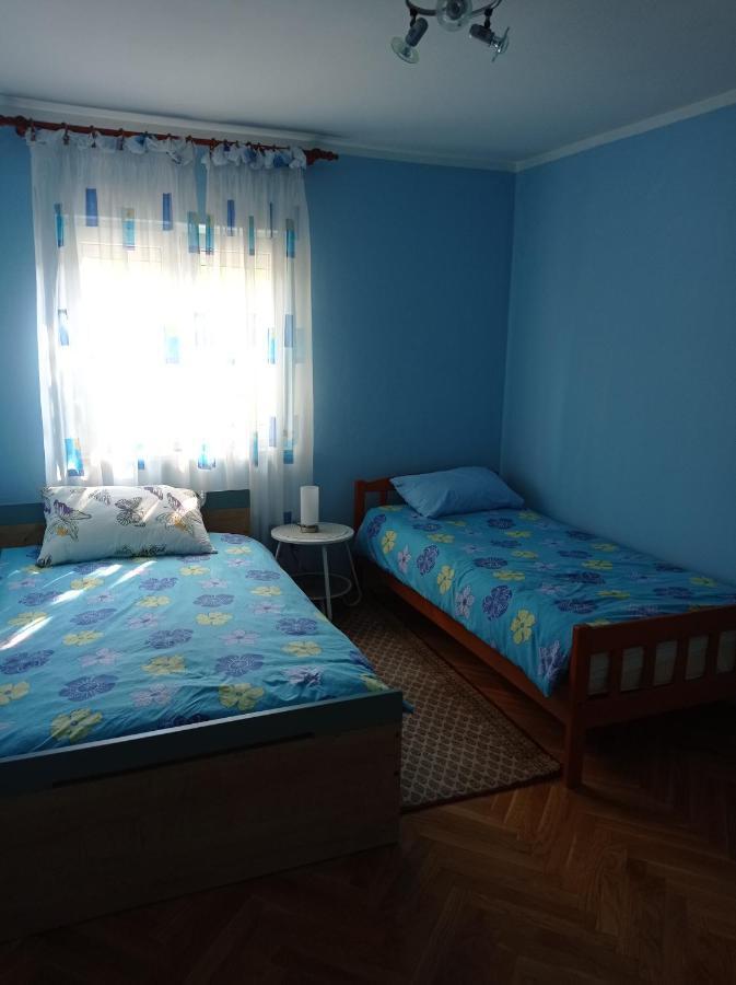 4 Apartment *